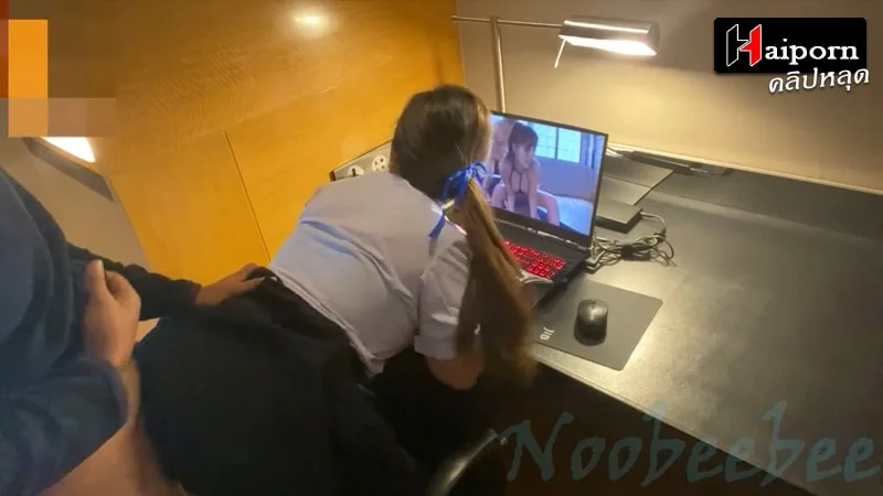 คลิปหลุด แอบเย็ด นักเรียน คุณครูพามาดูหนังโป๊ จับกดหัวอมควย เย็ดปาก แล้วพลิกตัวมาเย็ดคาชุด ท่าหมา จนไม่ไหวแตกในเลย